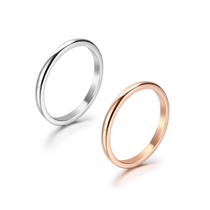 Minimalistische polierte Titanstahlringe in Silber und 18K Roségold für Damen