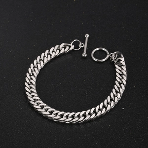 Dettaglio catena cubana in acciaio argento con chiusura a barra su sfondo scuro