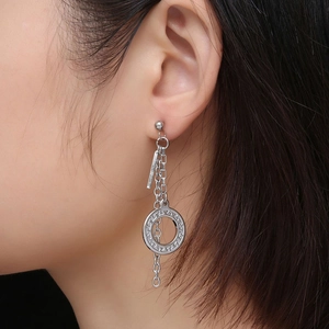 Elegante zilveren lange kwastjes oorbellen met Grieks meanderpatroon voor vrouwen