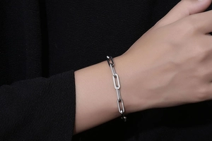 Dettaglio macro del bracciale a maglie quadrate geometriche in acciaio al titanio