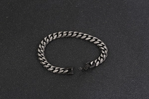 Vue détaillée du bracelet gourmette noir mat avec fermoir pliable rectangulaire