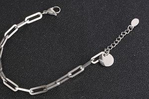 Dettaglio del bracciale a catena graffetta in acciaio inox argento con ciondolo tondo