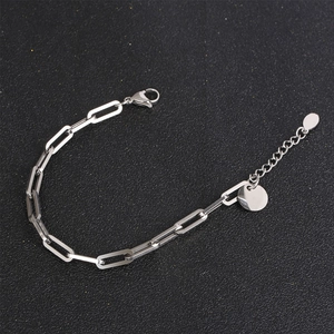 Bracciale unisex in titanio argento a maglia paperclip con chiusura a moschettone e ciondolo