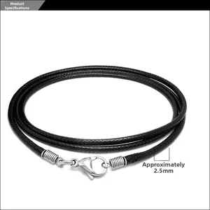 Dettaglio macro del cordoncino nero intrecciato da 2,5mm con chiusura a moschettone