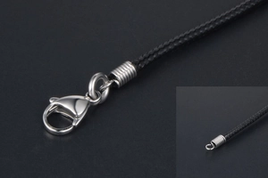 Dettaglio della collana in cordino intrecciato nero con chiusura a moschettone in argento