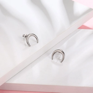 Boucles d'oreilles minimalistes en acier inoxydable argenté en forme de lune