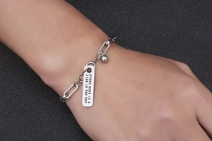 Detail eines Titanstahl-Armbandes mit rechteckigem Anhänger und Stern-Gravur