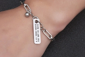 Detailansicht Silberstahl-Büroklammerarmband mit Kugelanhänger und gravierter Platte