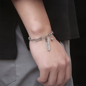 Armband aus Titanstahl mit graviertem Stabanhänger und glänzender Gliederkette