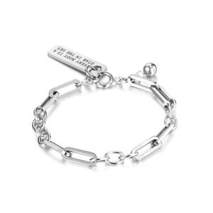 Poliertes Armband aus Titanstahl mit rechteckigem Anhänger und kleiner Kugel am Verschluss