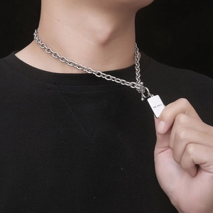 Collar de acero de titanio plateado con colgante THE SOUL y cierre OT sobre el modelo