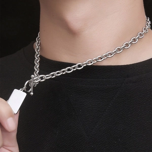 Collar de acero de titanio plateado para hombre con cierre OT y colgante rectangular