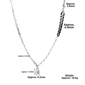 Dettaglio della collana a catena argento e nero con ciondolo a lucchetto inciso a stella