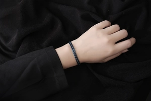 Detailansicht eines minimalistischen Titanstahl-Panzerarmbands in Metallic-Blau am Handgelenk