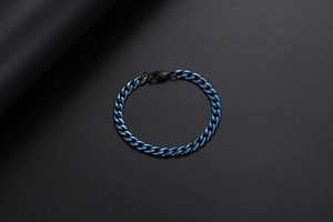 Detail eines dunkelblauen Panzerarmbands mit mattem schwarzem Verschluss für Herren