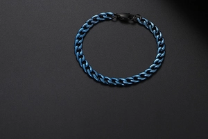 Detailansicht eines dunkelblauen Gliederketten-Armbands aus Titanstahl mit Karabiner