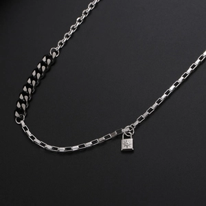 Collana unisex in acciaio inossidabile con ciondolo a lucchetto e incisione a stella