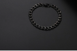 Nahaufnahme eines schwarz beschichteten Edelstahl-Panzerarmbands mit Karabiner