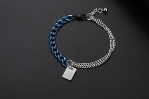 Details des blau-silbernen kubanischen Gliederkettenarmbands mit Metallanhänger