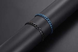 Details von matt schwarzen und polierten blauen Titanstahl-Panzerarmbändern