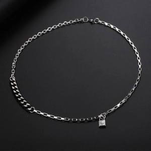 Collana a catena mista con ciondolo a lucchetto e dettaglio raggiera su sfondo nero