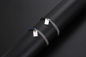 Makro-Detail von industriellem Panzerketten-Armband mit rechteckigem Anhänger und Metallgliedern