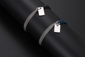 Detailansicht des zweifarbigen Panzerkettenarmbands mit silbernem rechteckigem Anhänger