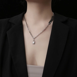 Collana unisex in acciaio al titanio con pendente a lucchetto su catena mista