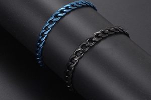 Detailansicht dunkelblauer und schwarzer Panzerarmbänder auf mattem Ständer