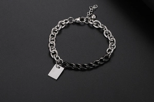 Dettaglio del bracciale punk industriale con maglie in acciaio bicolore nero e argento