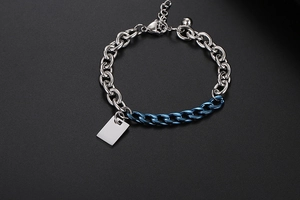 Dettaglio macro del bracciale bicolore argento e blu con una piastrina rettangolare