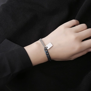 Minimalistisches Panzerketten-Armband im Industriestil mit rechteckigem Metallanhänger