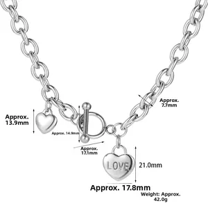 Detailopname van titaniumstalen ketting met OT-sluiting en gegraveerde hartvormige hanger