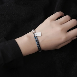 Moderno bracciale a catena argento e blu scuro con targhetta metallica per uomo e donna