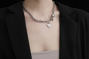 Detail van de zilveren titanium stalen ketting met hartjes en een OT-kneppelsluiting