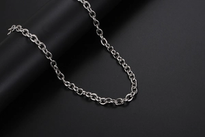 Detailopname van gepolijste titaniumstalen schakelketting met reflecterende metalen