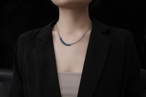 Detailansicht der asymmetrischen Edelstahlhalskette mit blauen und silbernen Gliedern