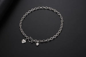 Detail van de zilveren OT-gesp ketting met hartjes hangers en LOVE-gravure