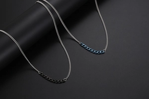 Detail der minimalistischen Gliederkette in Mattschwarz und Metallic-Blau für Damen Herren