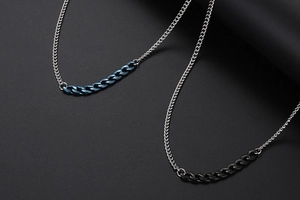 Detailansicht der minimalistischen zweifarbigen Gliederkette in Silber und Schwarz