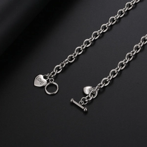 Minimalistische roestvrijstalen OT-gesp ketting met een hartvormige hanger met LOVE