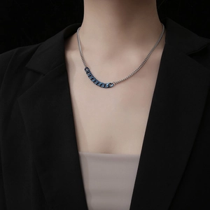 Zweifarbige Silber- und Blau-Panzerkette für Herren und Damen an Model in schwarzem Anzug