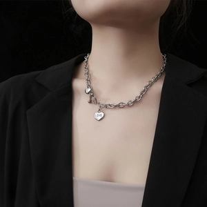 Zilveren hart hanger ketting met LOVE gravure en grove schakelketting op zwarte blazer