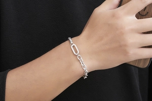 Detail eines silbernen Unisex-Titanstahlarmbands am Handgelenk für trendiges Styling