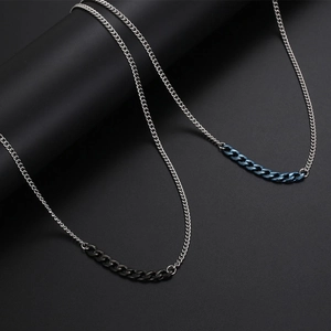 Minimalistische Edelstahlkette mit silberner Kette und blau-anthraziten kubanischen Gliedern