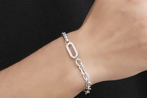 Nahaufnahme Unisex Edelstahlgliederkette mit ovalem Ring und Kreuzanhänger im Detail