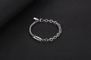 Detailaufnahme des silbernen Edelstahl-Gliederarmbands mit Karabinerverschluss und Tag