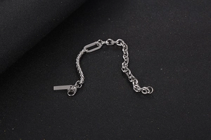 Detailaufnahme des silbernen Titanstahl-Kettenarmbands mit gemischten Gliedern