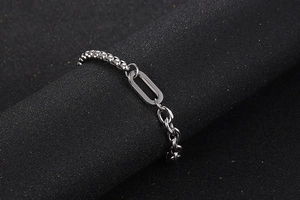 Makroaufnahme minimalistisches Silber Edelstahl Armband mit ovalem Glied Detail