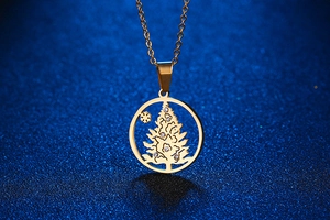 Nahaufnahme des goldenen Weihnachtsbaum-Anhängers mit glitzernden Strasssteinen auf Blau